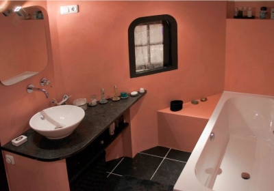 Roze badkamer in beton cir