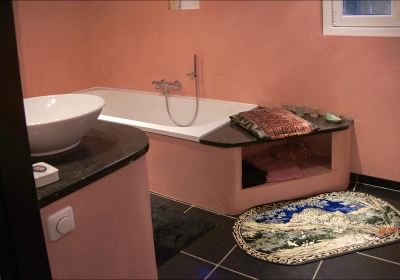 Roze badkamer in beton cir