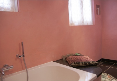 Roze badkamer in beton cir